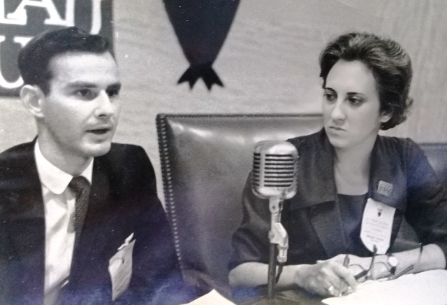Foto de El destacado bibliotecario Emilio Setién, por la Dirección General de Bibliotecas, y la subdirectora de la BNJM, doctora Maruja Iglesias, en la presidencia de comisiones del Primer Fórum de Bibliotecarios, 6  al 8 de junio de 1964.